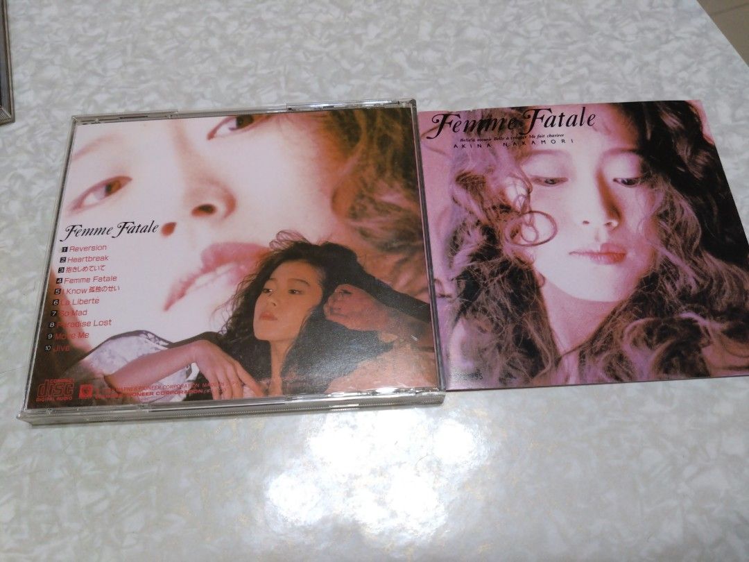 舊日本版中森明菜 Femme Fatale CD （有小花/但不會影響播放！平平系列）/草蜢： 紅唇的吻 （分類：音樂與媒體 - CD 及 DVD）位於 Hong Kong。 由 rayraychu 提交（商品編號 1463013783，圖片 1）。簡介： 中森明菜嘅CD，Femme Fatale專輯。有10首歌，包括Reversion同埋Heartbreak。日本製造，歌迷必儲。CD同盒都幾新淨，冇乜花痕。。
