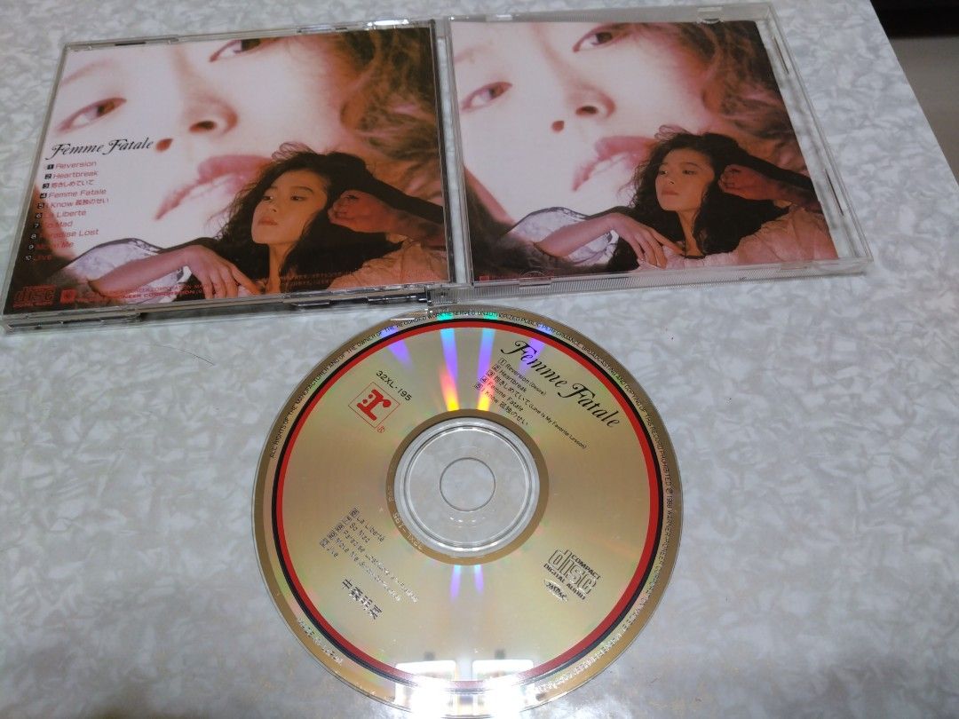 舊日本版中森明菜 Femme Fatale CD （有小花/但不會影響播放！平平系列）/草蜢： 紅唇的吻 （分類：音樂與媒體 - CD 及 DVD）位於 Hong Kong。 由 rayraychu 提交（商品編號 1463013783，圖片 3）。簡介： 中森明菜嘅CD，Femme Fatale專輯。有10首歌，包括Reversion同埋Heartbreak。日本製造，歌迷必儲。CD同盒都幾新淨，冇乜花痕。。