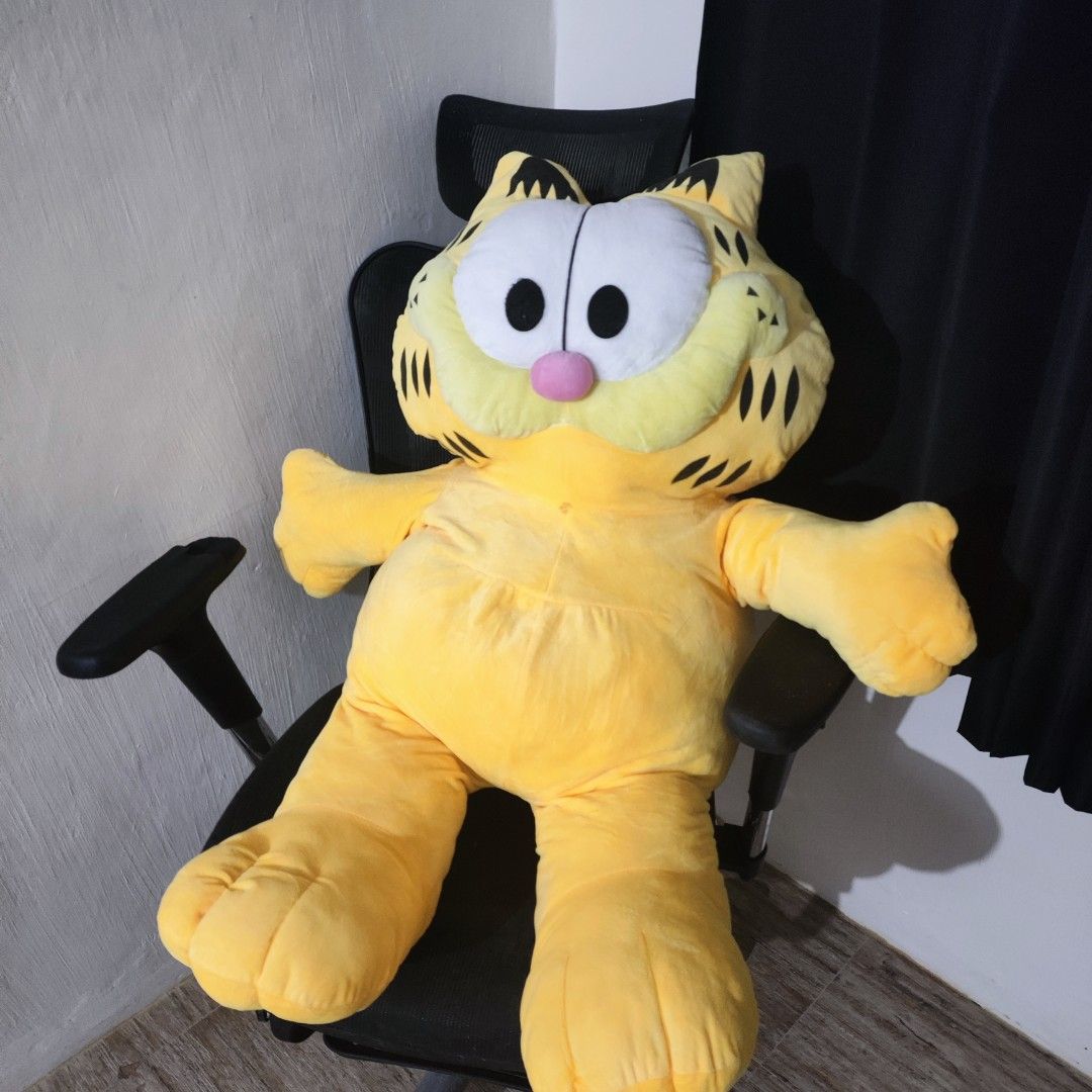 ✦ Garfield Jumbo Cat Plush Toy ✦ (Category: Plushies & Soft Toys) located in Santa Rosa. Submitted by rusalkascottage (Listing ID 1463045488, Image 1). Description: ୨୧ ───────────── ୨୧ P850 GC@@@sh P1,150 COD / PayLater ♡ 90–100 cm ♡ Bulky and fluffy!!! labhan nyo nalang ulit ♡ Missing ribbon ♡ May creases sa pattern ni Garfield, see pic ♡ WYSIWYG ♡ Onhand & ready to ship ୨୧ ───────────── ୨୧ ✦ FAQs ✧ Location: Sta. Rosa, Laguna ✧ Shipping starts 