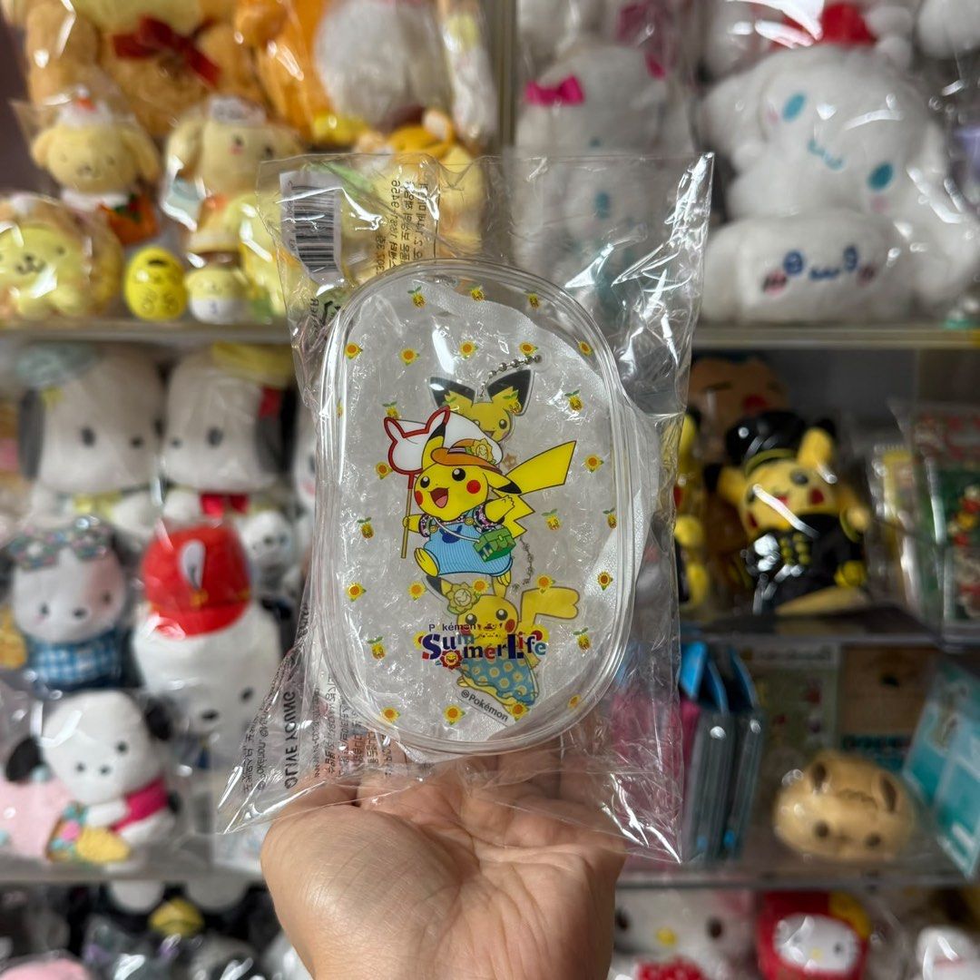 韓版 Pokemon 寵物小精靈 x 韓國 Olive young 聯乘系列 Pokemon Summer Life Pikachu 比卡超 透明 膠質 收納袋 拉鍊袋 + 比超 & 比卡超 匙扣 (size: ~ 7cm x 12cm x 3.5cm) （分類：動漫角色周邊）位於 Hong Kong。 由 gic_shop 提交（商品編號 1462901065，圖片 1）。簡介： 全新💯 韓國直送 -——————————————— 訂貨/購買詳情: 搵到啱嘅貨品可以cap圖於Carousell / IG / Website落單☺️ 如24小時內未見我哋回複，麻煩請Wtsapp / IG聯絡我哋查詢🙏🏻 IG/網頁新貨更新會較多 唔想miss新貨，就記得多啲留意啦🤣☺️ 取貨方法： ⛩️ 自取點自取 (請先查詢開放時間及預約時段) ♥️ 營業時間: 星期一至星期五，早上11點30分至下午5點30分(紅日除外) 📬 加錢郵寄(郵費HKD7起) / 易寄取 (HKD10起) 📬 