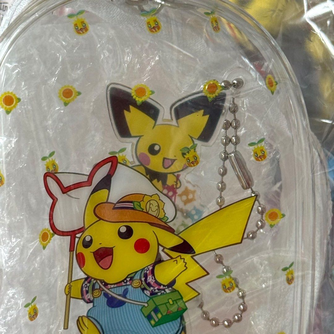 韓版 Pokemon 寵物小精靈 x 韓國 Olive young 聯乘系列 Pokemon Summer Life Pikachu 比卡超 透明 膠質 收納袋 拉鍊袋 + 比超 & 比卡超 匙扣 (size: ~ 7cm x 12cm x 3.5cm) （分類：動漫角色周邊）位於 Hong Kong。 由 gic_shop 提交（商品編號 1462901065，圖片 3）。簡介： 全新💯 韓國直送 -——————————————— 訂貨/購買詳情: 搵到啱嘅貨品可以cap圖於Carousell / IG / Website落單☺️ 如24小時內未見我哋回複，麻煩請Wtsapp / IG聯絡我哋查詢🙏🏻 IG/網頁新貨更新會較多 唔想miss新貨，就記得多啲留意啦🤣☺️ 取貨方法： ⛩️ 自取點自取 (請先查詢開放時間及預約時段) ♥️ 營業時間: 星期一至星期五，早上11點30分至下午5點30分(紅日除外) 📬 加錢郵寄(郵費HKD7起) / 易寄取 (HKD10起) 📬 