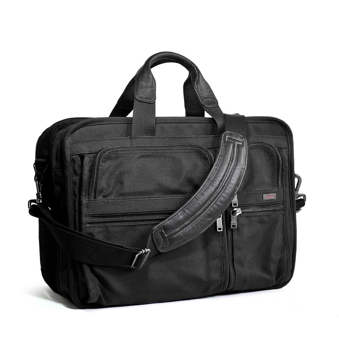 🟢 TUMI Alpha 26041D4 Black Ballistic Nylon Expandable Organizer Laptop Briefcase / Authentic (Category: Luxury Bags & Wallets) located in Malabon City. Submitted by k.1006 (Listing ID 1463076401, Image 1). Description: Overview • Authentic TUMI Alpha Expandable Organizer Computer Brief • Style 26041D4 • Crafted in black ballistic nylon with contrasting leather details and metal hardware. • Spacious, multi-compartment business briefcase featuring