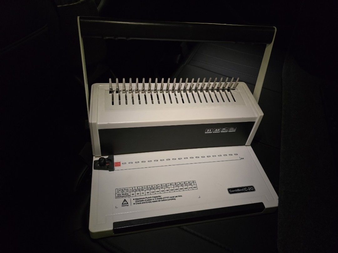 A4釘裝打孔機 Hole Binding Machine （分類：打印機及影印機）位於 Hong Kong。 由 w__sell 提交（商品編號 1463010769，圖片 1）。簡介： - Punches up to 20 sheets at once - Binds up to 145 sheets with a 14mm comb - Features a paper alignment guide - Ideal for office or home use - In good working condition。