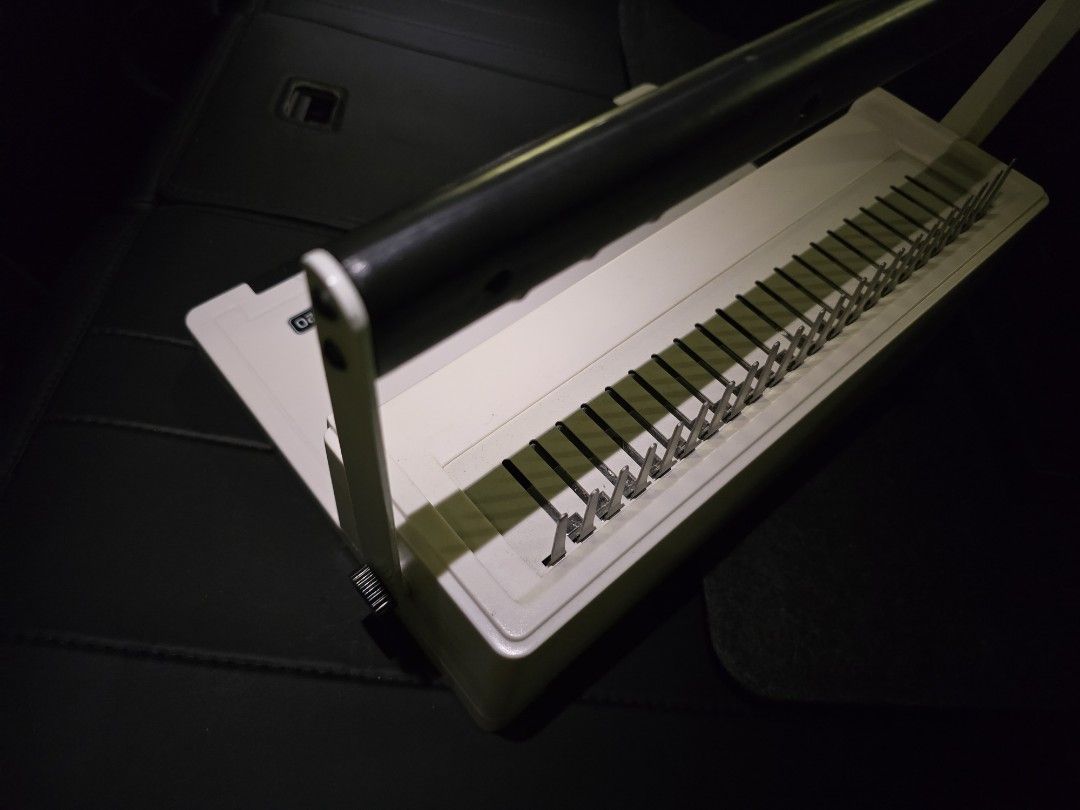 A4釘裝打孔機 Hole Binding Machine （分類：打印機及影印機）位於 Hong Kong。 由 w__sell 提交（商品編號 1463010769，圖片 3）。簡介： - Punches up to 20 sheets at once - Binds up to 145 sheets with a 14mm comb - Features a paper alignment guide - Ideal for office or home use - In good working condition。