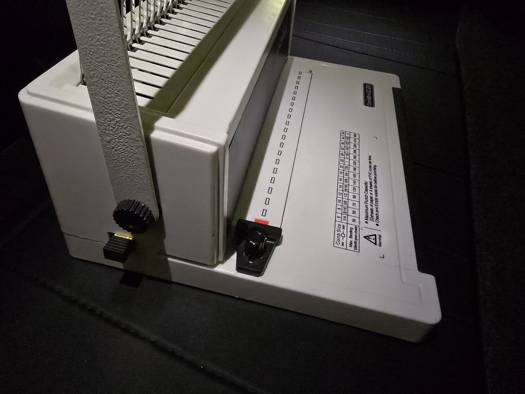 A4釘裝打孔機 Hole Binding Machine （分類：打印機及影印機）位於 Hong Kong。 由 w__sell 提交（商品編號 1463010769，圖片 2）。簡介： - Punches up to 20 sheets at once - Binds up to 145 sheets with a 14mm comb - Features a paper alignment guide - Ideal for office or home use - In good working condition。