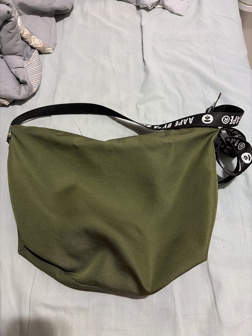 AAPE BY BATHING APE 猿人斜孭袋 綠色 （分類：腰袋、手提袋、小袋）位於 Hong Kong。 由 shiu2307 提交（商品編號 1463070050，圖片 2）。簡介： 正常使用痕跡 36cm*26cm。