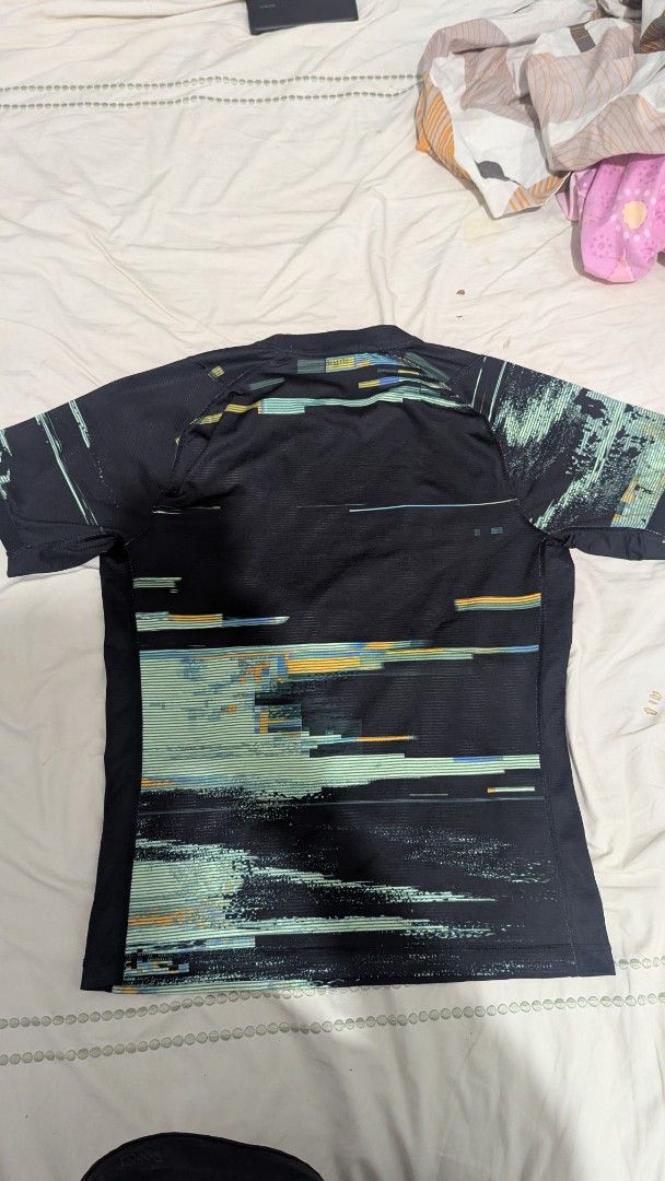 Adidas Climalite T-shirt Size M (Category: Tshirts & Polo Shirts ) located in Mati. Submitted by kepsky00 (Listing ID 1463024440, Image 3). Description: - Black Adidas T-shirt - Size Medium - Cool abstract graphic print - Short sleeves, crew neck - Climalite material for performance - Ideal for sports or casual wear.