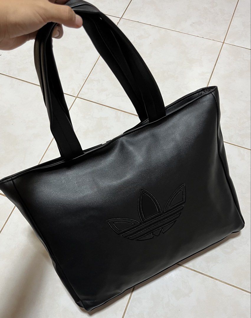 ADIDAS POLYURETHANE LEATHER TOTE BAG (Category: Tote Bags) located in Cavite. Submitted by drip_syndicate (Listing ID 1463102538, Image 3). Description: CONDITION: 9.5/10 COLOR RATE: 9.5/10 NO ISSUE .