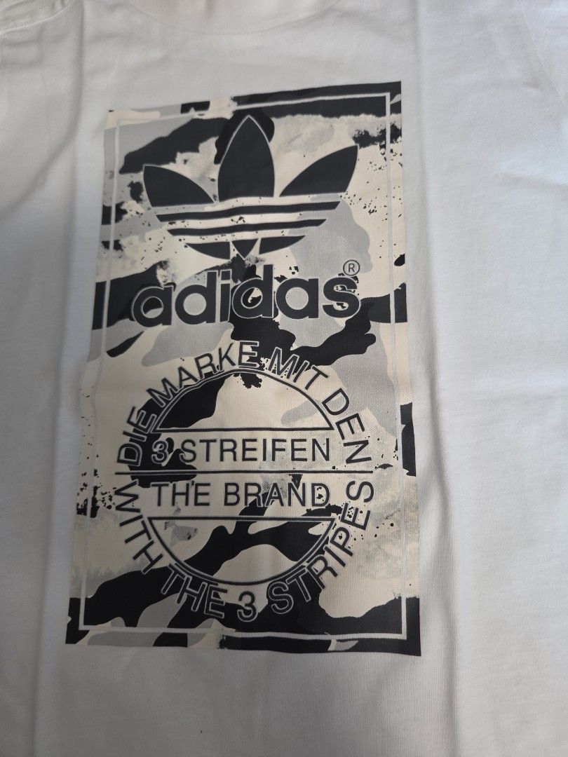 Adidas 白色圖案短袖Tee （分類：嬰兒及小童流行時尚）位於 Hong Kong。 由 athenanana0207 提交（商品編號 1462920873，圖片 2）。簡介： 白色Adidas短袖Tee，140碼 。