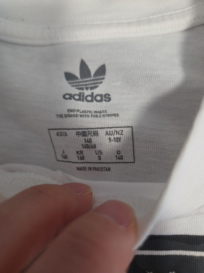 Adidas 白色圖案短袖Tee （分類：嬰兒及小童流行時尚）位於 Hong Kong。 由 athenanana0207 提交（商品編號 1462920873，圖片 3）。簡介： 白色Adidas短袖Tee，140碼 。