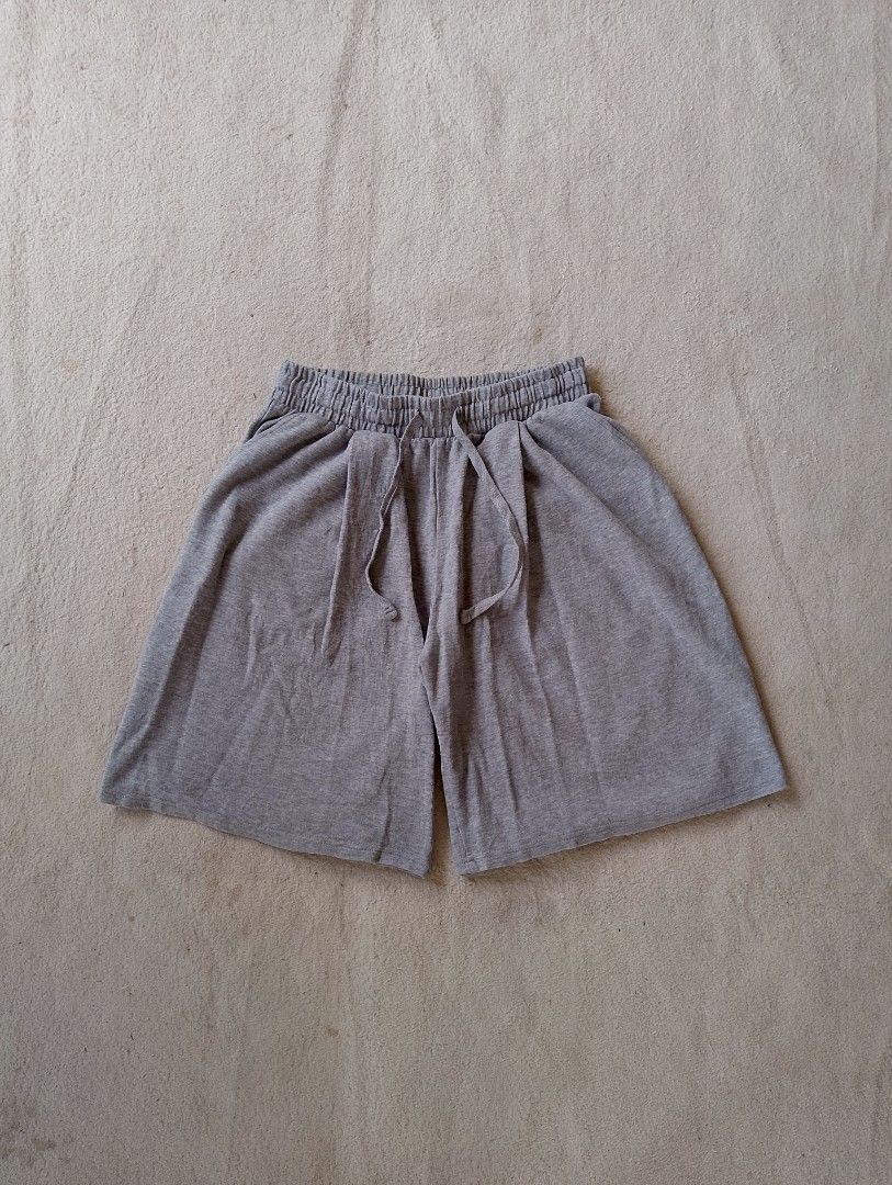 AGOD Grey Premium True Fit Shorts Size (Category: Shorts) located in Caloocan City. Submitted by sharpthreads18 (Listing ID 1462899335, Image 1). Description: ‎________________ ‎📏DIMES (INCHES) ‎• Waist /open size (L on tag) ‎• Length / 21.5 ‎• Thigh / 13 ‎• Hem / 10.5 ‎________________ ‎🧷DETAILS ‎• Issue: very² minimal yellow stains at the back garter ‎• Need wash ‎• Excellent Condition .