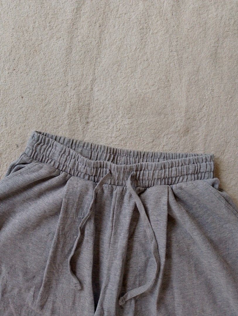 AGOD Grey Premium True Fit Shorts Size (Category: Shorts) located in Caloocan City. Submitted by sharpthreads18 (Listing ID 1462899335, Image 2). Description: ‎________________ ‎📏DIMES (INCHES) ‎• Waist /open size (L on tag) ‎• Length / 21.5 ‎• Thigh / 13 ‎• Hem / 10.5 ‎________________ ‎🧷DETAILS ‎• Issue: very² minimal yellow stains at the back garter ‎• Need wash ‎• Excellent Condition .