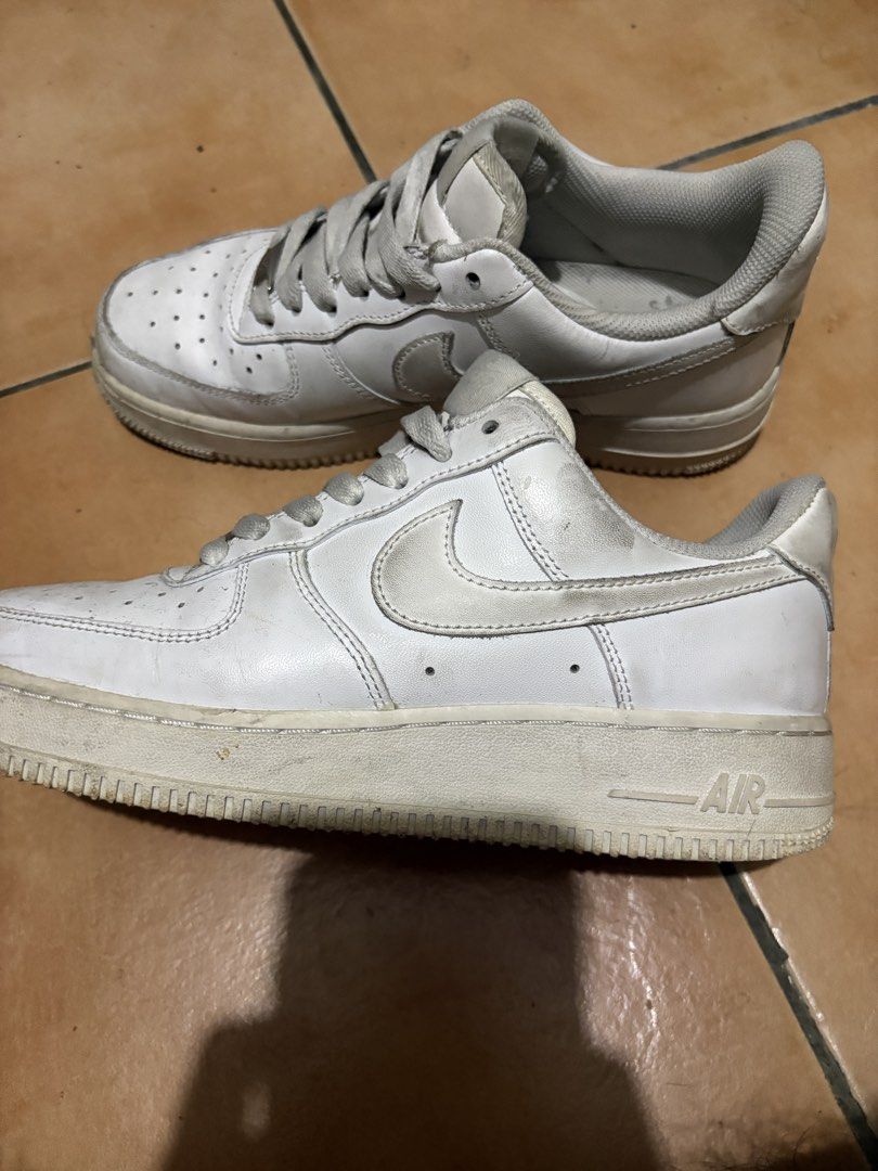 air force 1 (Category: Sneakers) located in San Juan City. Submitted by newdeer.0af166 (Listing ID 1463021129, Image 3). Description: Nike Air Force 1 Low – Triple White With original box 📌 Condition: Used / good condition 📌 Size: 7.5 📌 Note: Needs cleaning lang since natambak na 📌 Reason for selling: No longer being used Still in good wearable condition with no major damage visible. May normal signs of use, creasing, and discoloration, espec