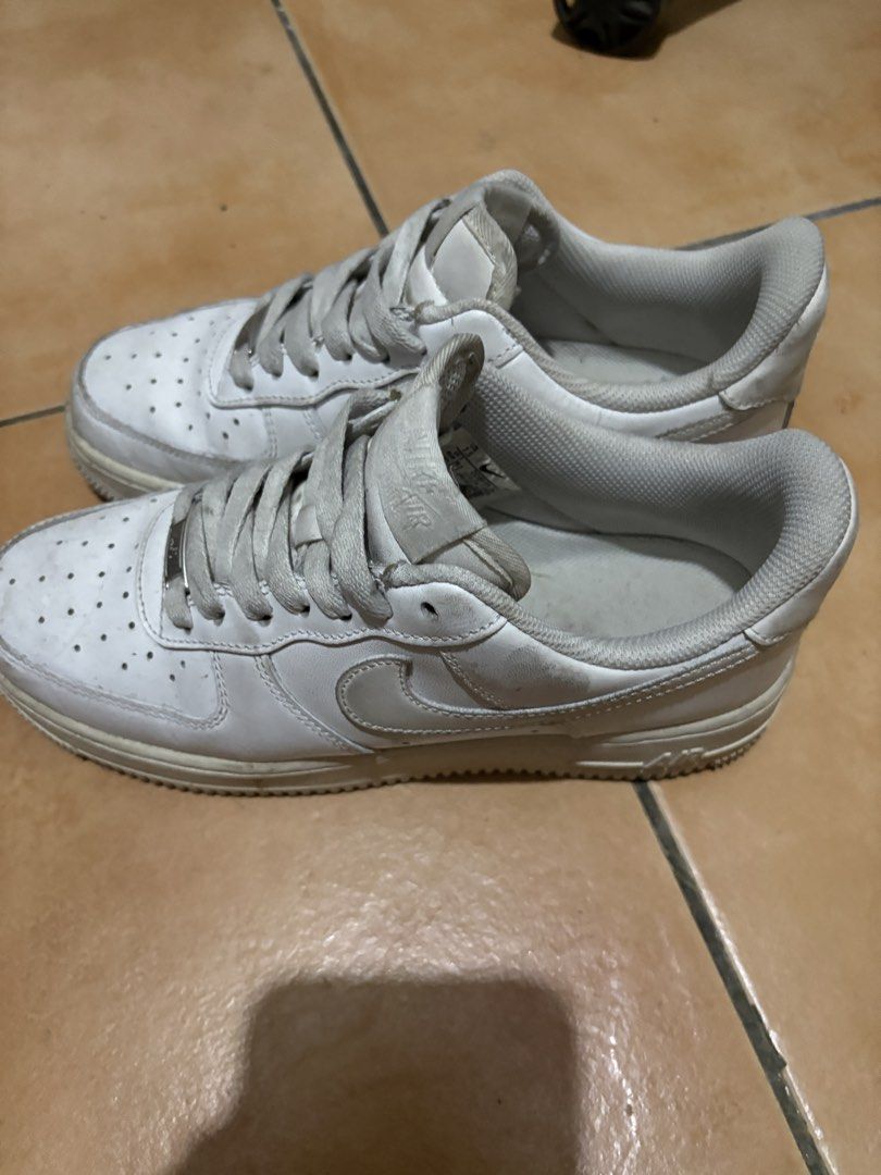 air force 1 (Category: Sneakers) located in San Juan City. Submitted by newdeer.0af166 (Listing ID 1463021129, Image 2). Description: Nike Air Force 1 Low – Triple White With original box 📌 Condition: Used / good condition 📌 Size: 7.5 📌 Note: Needs cleaning lang since natambak na 📌 Reason for selling: No longer being used Still in good wearable condition with no major damage visible. May normal signs of use, creasing, and discoloration, espec