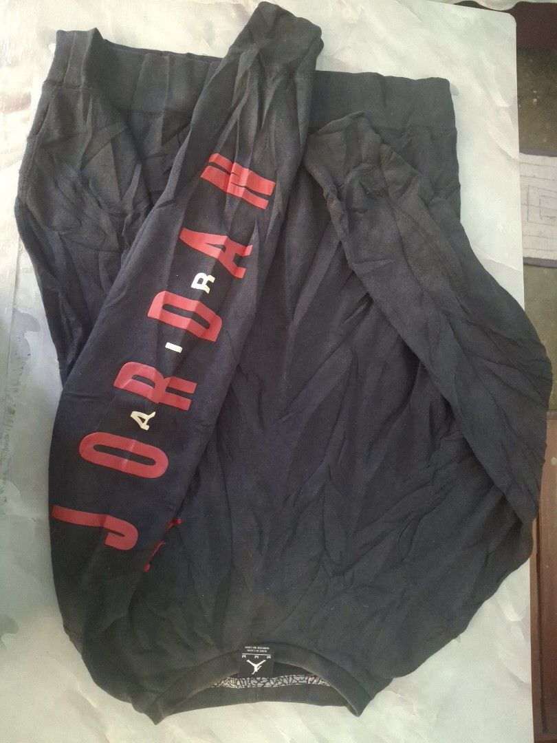 Air Jordan Sweatshirt (Category: Coats, Jackets and Outerwear) located in Cavite. Submitted by adynnej.various.items (Listing ID 1462930751, Image 1). Description: Issue: Sign of wear (neckline) L; 26 × W; 21 Color Rate: 8.5/10.