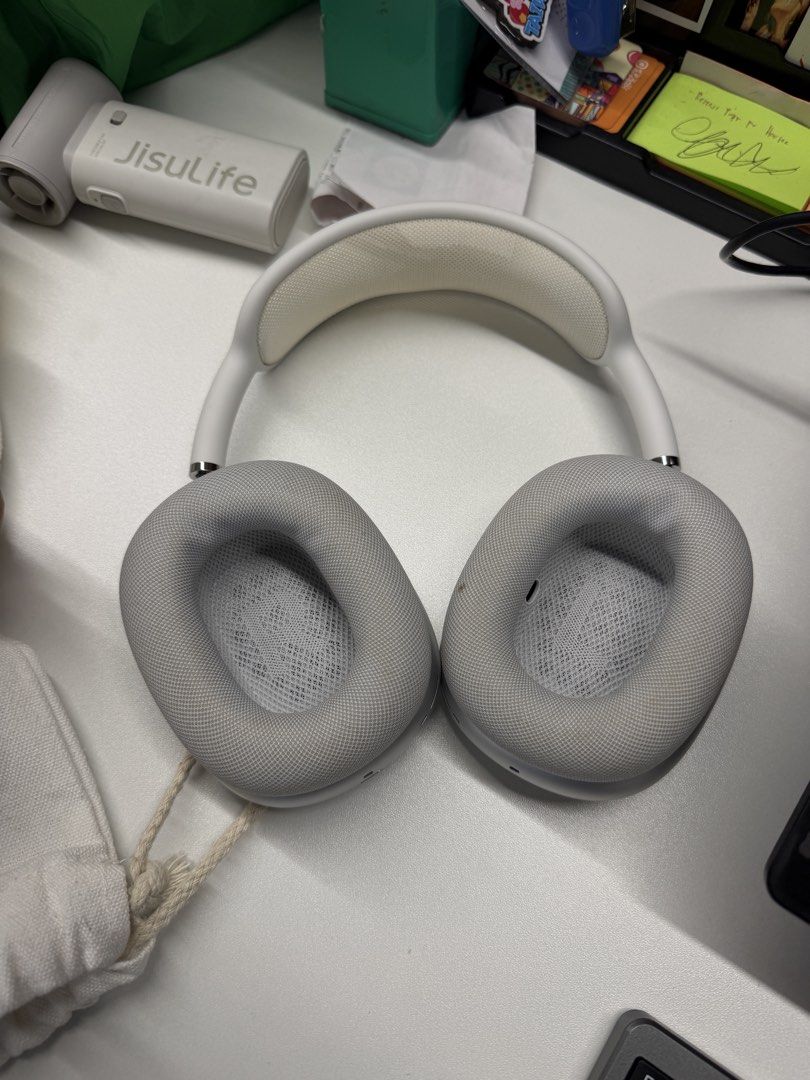 Air Pod Max 1st Gen (Category: Headphones & Headsets) located in Rodriguez. Submitted by musicshoppe (Listing ID 1463035498, Image 3). Description: Airpod Max 1st Gen lightning port Slightly used .