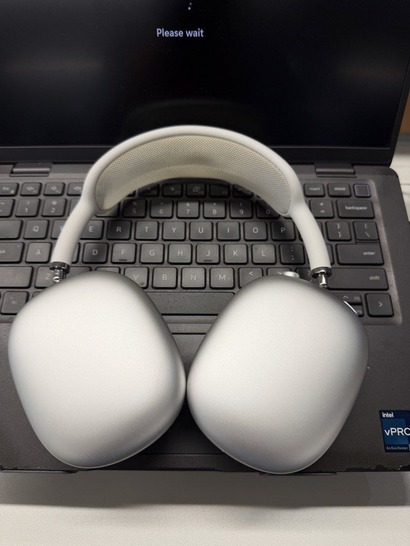 Air Pod Max 1st Gen (Category: Headphones & Headsets) located in Rodriguez. Submitted by musicshoppe (Listing ID 1463035498, Image 1). Description: Airpod Max 1st Gen lightning port Slightly used .