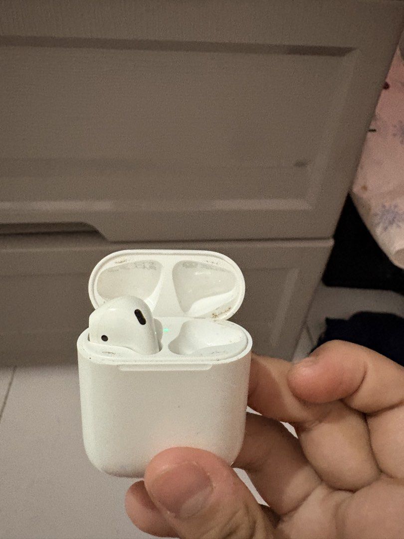 Airpod Gen 2 case & left pod ONLY (Category: Earphones) located in Muntinlupa City. Submitted by dormammu83 (Listing ID 1463038630, Image 1). Description: rfs: nawala po yung right pod.
