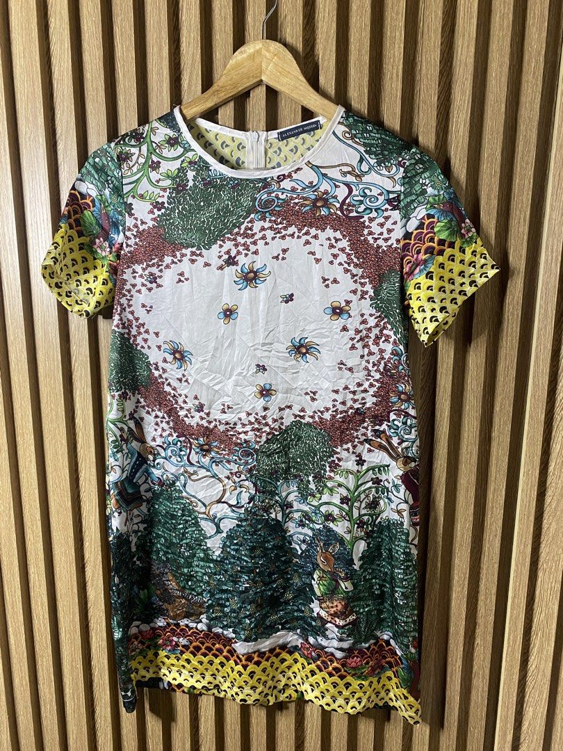Alexander McQueen (Category: Luxury Apparel) located in Davao. Submitted by msthrifted (Listing ID 1462899656, Image 2). Description: Size M-L.