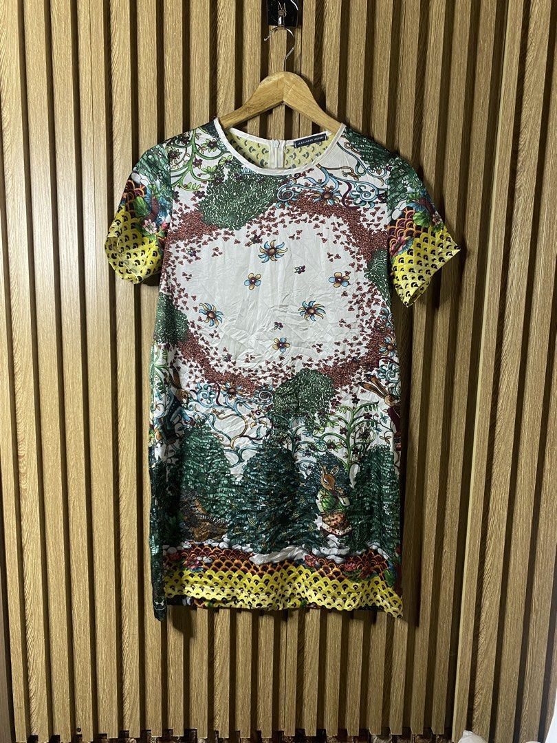 Alexander McQueen (Category: Luxury Apparel) located in Davao. Submitted by msthrifted (Listing ID 1462899656, Image 1). Description: Size M-L.