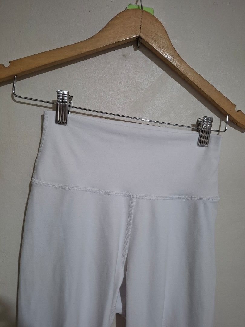 Alo ripped warrior leggings S (Category: Activewear) located in Subic. Submitted by petitecorner22 (Listing ID 1462964968, Image 3). Description: like new pa slight color transfer sa likod I'm not sure if matatanggap sa bleach 400 nalang.