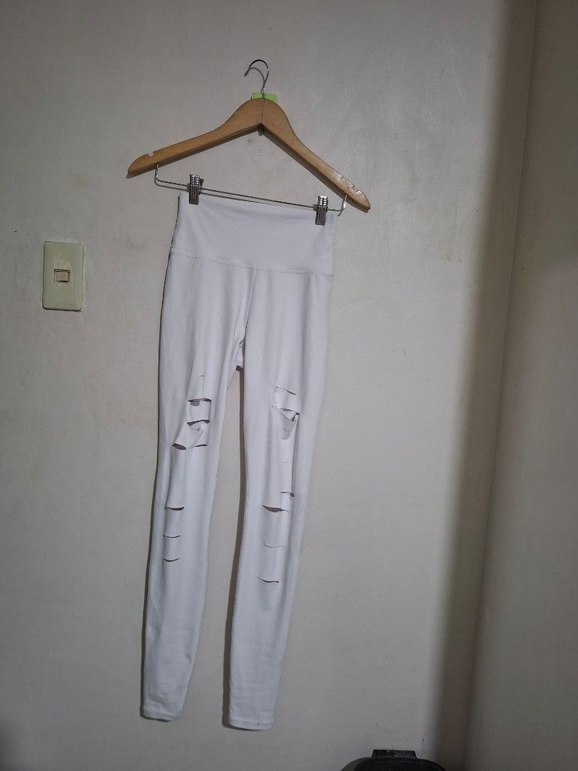 Alo ripped warrior leggings S (Category: Activewear) located in Subic. Submitted by petitecorner22 (Listing ID 1462964968, Image 2). Description: like new pa slight color transfer sa likod I'm not sure if matatanggap sa bleach 400 nalang.
