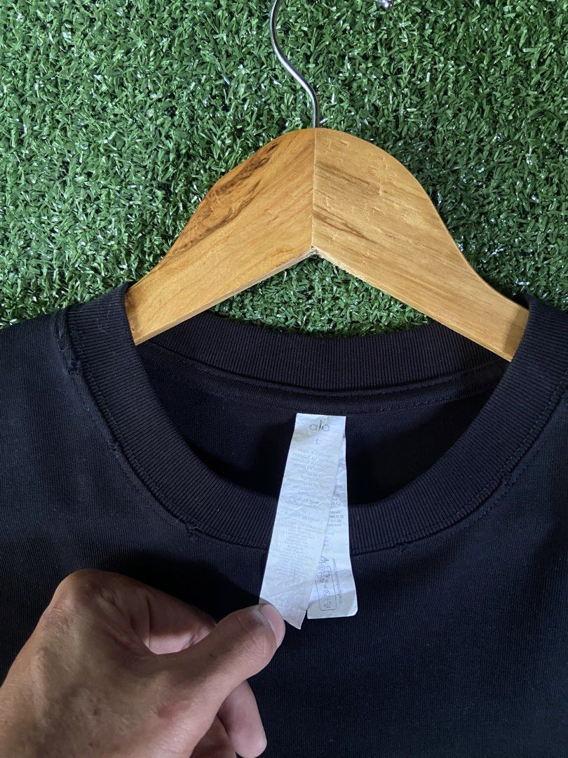 Alo Yoga Distressed tee (Category: Tshirts & Polo Shirts ) located in Panabo. Submitted by jushua_thriftclthes (Listing ID 1463035018, Image 3). Description: Alo Yoga Distressed 23by29 Large On tag Xl Fittings No Issue excellent condition Color rate-10/10 550+sf nego if sure buyer Panabo City📍.