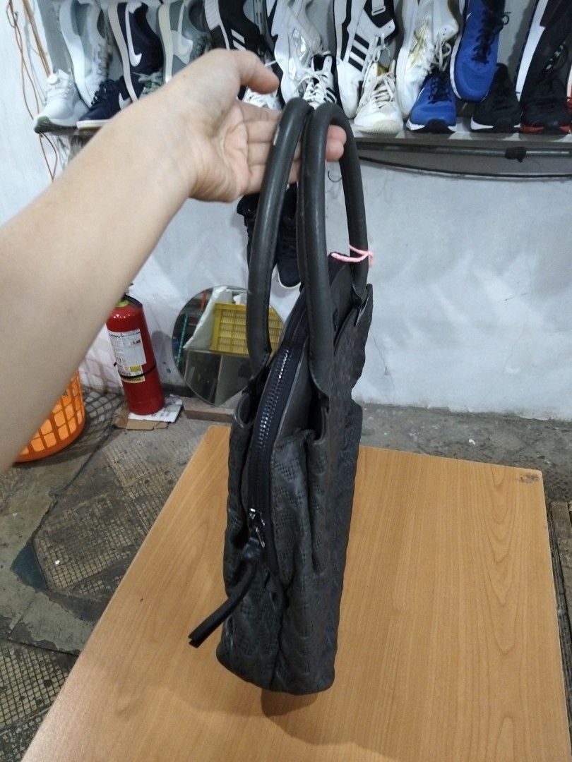 Anna Sui (Category: Shoulder Bags) located in El Salvador. Submitted by francheskaukayukay (Listing ID 1462931629, Image 2). Description: .