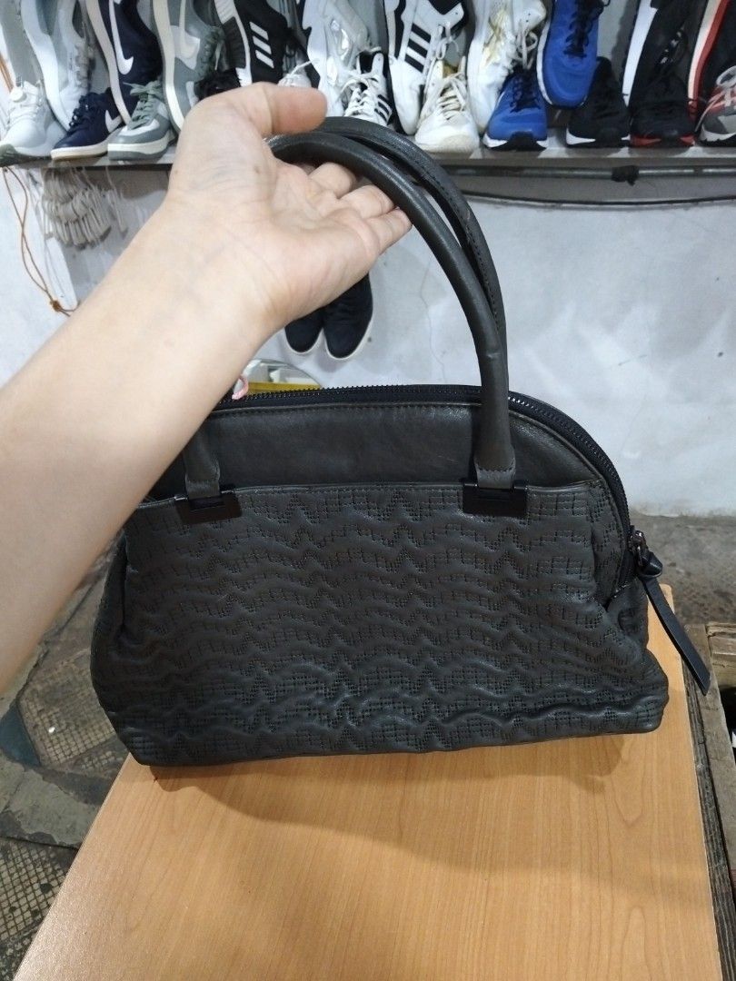 Anna Sui (Category: Shoulder Bags) located in El Salvador. Submitted by francheskaukayukay (Listing ID 1462931629, Image 3). Description: .