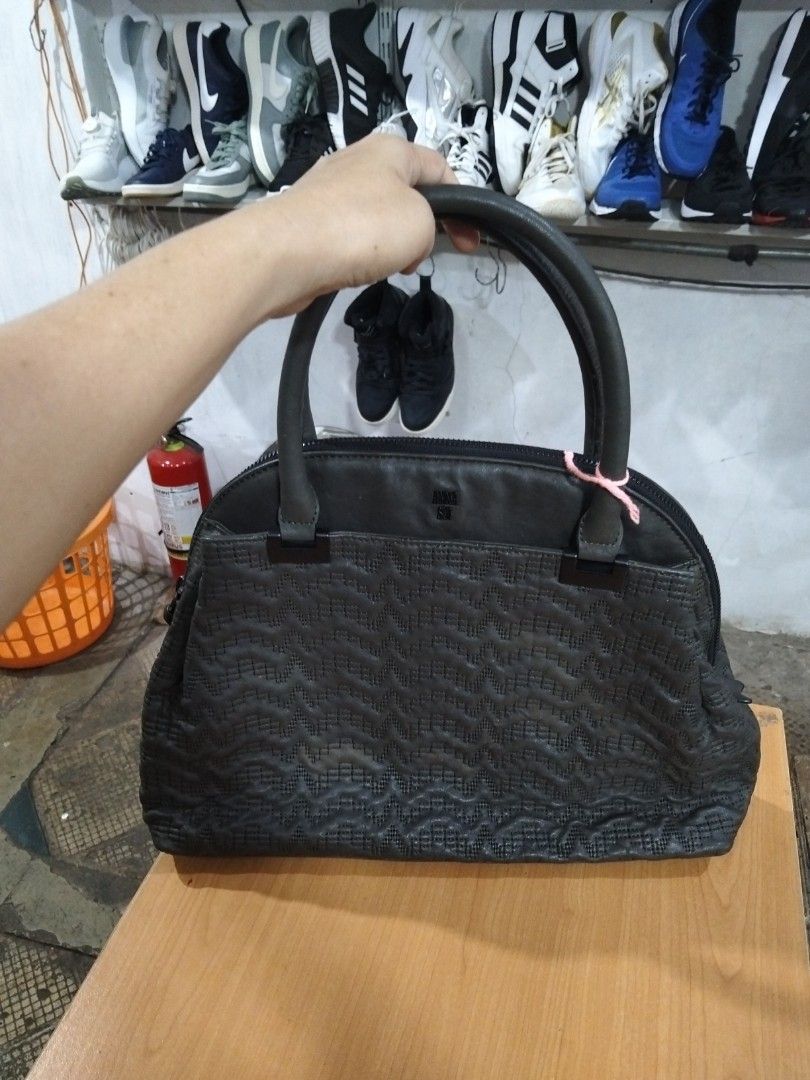Anna Sui (Category: Shoulder Bags) located in El Salvador. Submitted by francheskaukayukay (Listing ID 1462931629, Image 1). Description: .