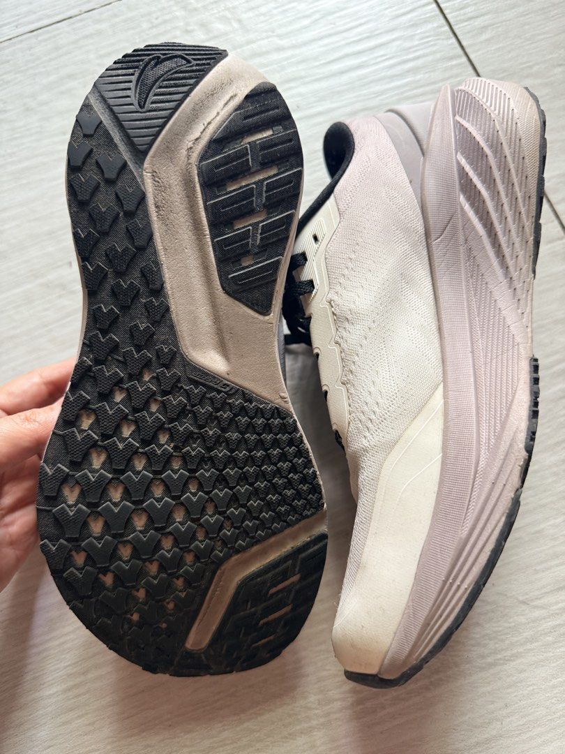 Anta Float PG7 Running Shoes (Category: Sneakers) located in Bulacan. Submitted by lemmojen17 (Listing ID 1462928160, Image 3). Description: Anta Float PG7 Used but not abused No box included.