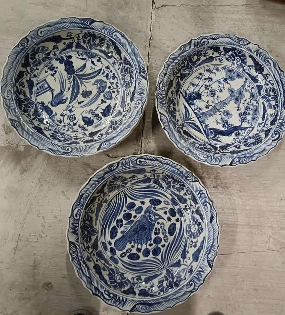Antique blue and white plate (Category: Vases & Decorative Bowls) located in Manila. Submitted by thrifty.sh0p (Listing ID 1462653466, Image 2). Description: Fs Antique blue and white Porcelain plate Pm sent if interested, cod.