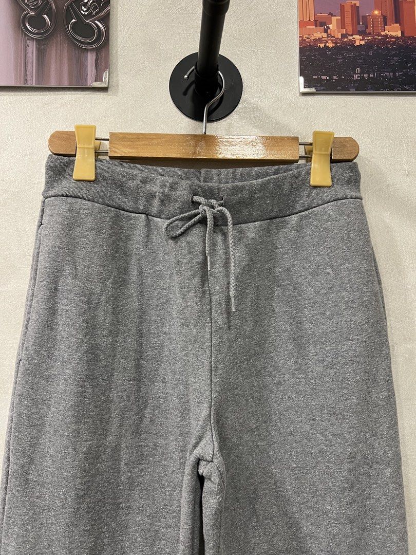 A.P.C , A.P.C. USA Print Sweat pants (Category: Joggers) located in Quezon City. Submitted by shanks. (Listing ID 1462949255, Image 2). Description: Features a pair of grey heather A.P.C. USA fleece sweatpants featuring an elasticized waistband, clean tapered legs, and the signature “A.P.C. U.S.A.” graphic printed near the right ankle cuff. Size : Small Dimensions : Length : 39.5 inches Inseam : 29 inches Leg opening : 6 inches Knee : 9 inches Th
