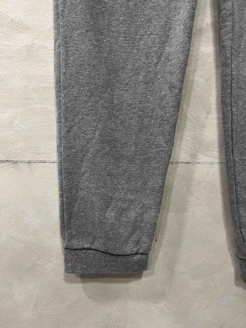 A.P.C , A.P.C. USA Print Sweat pants (Category: Joggers) located in Quezon City. Submitted by shanks. (Listing ID 1462949255, Image 3). Description: Features a pair of grey heather A.P.C. USA fleece sweatpants featuring an elasticized waistband, clean tapered legs, and the signature “A.P.C. U.S.A.” graphic printed near the right ankle cuff. Size : Small Dimensions : Length : 39.5 inches Inseam : 29 inches Leg opening : 6 inches Knee : 9 inches Th
