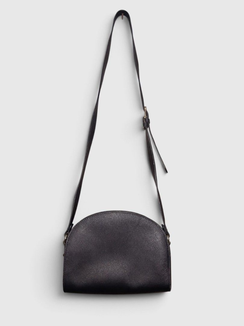 Apc shoulder bag (Category: Luxury Bags & Wallets) located in Malasiqui. Submitted by v.hype (Listing ID 1463012991, Image 2). Description: Apc shoulder bag issue : minimal scratch sa body bag and crack sa may upper interior please check the details pic price: 1500 pesos + ship.