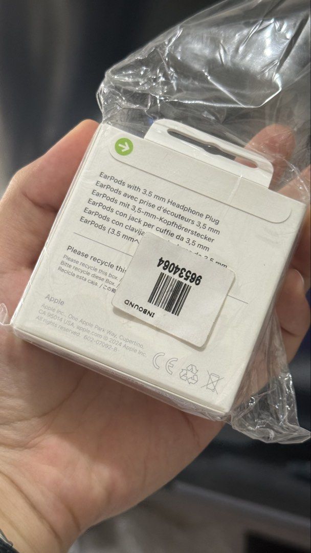 Apple EarPods with 3.5 mm Headphone Plug (Original) (Category: Earphones) located in Quezon City. Submitted by keywayelih (Listing ID 1462974303, Image 2). Description: SELLING P1,350.00 Apple Earpods w/ 3.5mm Headphone Plug -Brand New Bought from Orange App RFS: Change of plans MOP: GCash, Maya, Bank Transfer, Cash MOD: Grab, Lalamove, Pick-up Location: West Avenue, Quezon City.