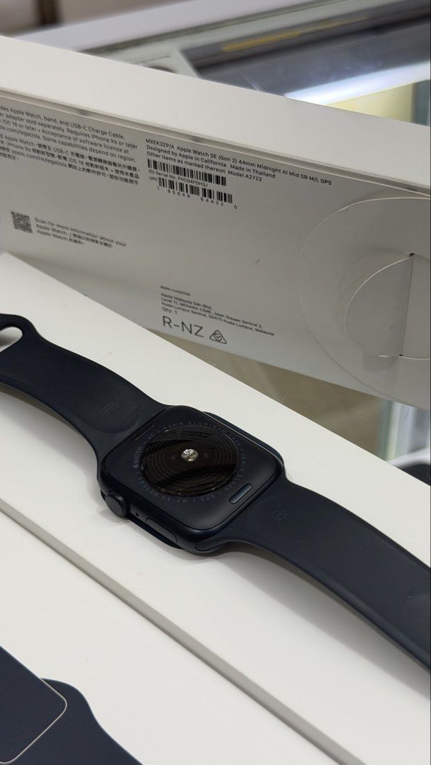 Apple Watch SE 2 40mm (Category: Wearables & Smart Watches) located in San Juan City. Submitted by gadgetstationph (Listing ID 1462961960, Image 2). Description: Apple Watch SE Gen 2 44mm Midnight 100% Battery Health M/L GPS With Original Box and Charger.