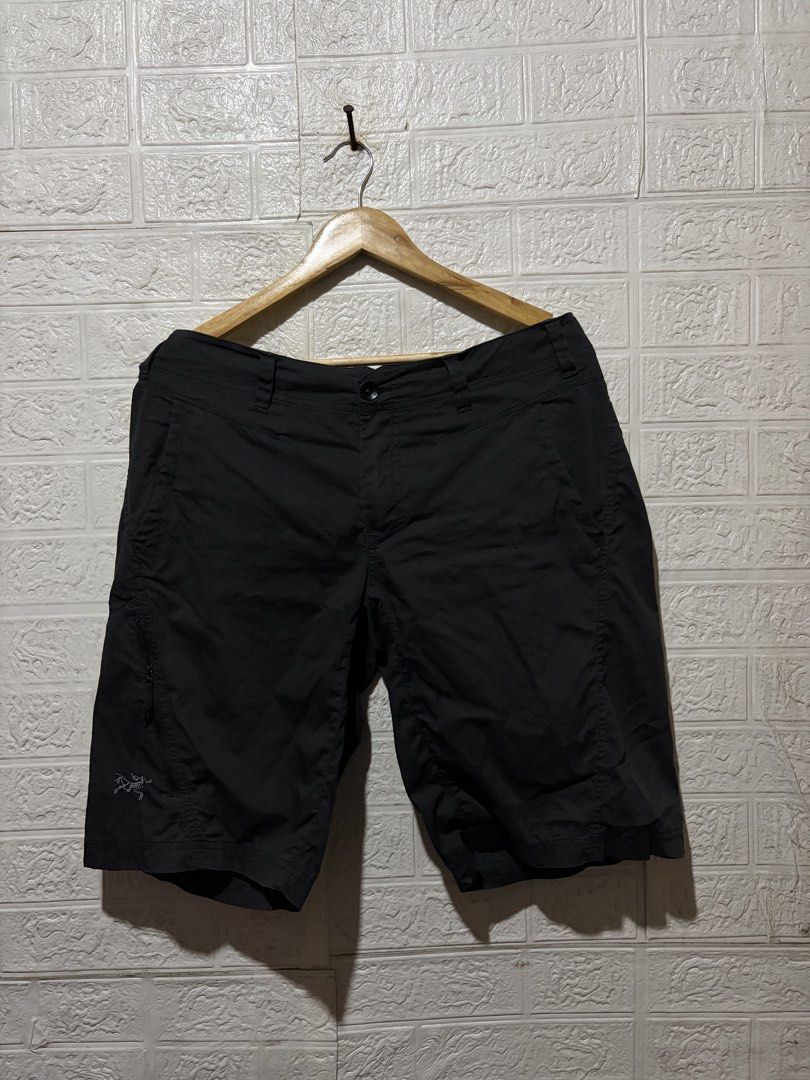 ARC’TERYX SHORT (Category: Activewear) located in Quezon City. Submitted by davidso682 (Listing ID 1462892347, Image 1). Description: ARC’TERYX SHORT W 32 to 36 L 21 LO 11 Color Rate 9/10 excellent Condition issue sunfade in Hem 550.