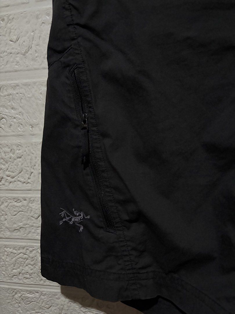 ARC’TERYX SHORT (Category: Activewear) located in Quezon City. Submitted by davidso682 (Listing ID 1462892347, Image 2). Description: ARC’TERYX SHORT W 32 to 36 L 21 LO 11 Color Rate 9/10 excellent Condition issue sunfade in Hem 550.