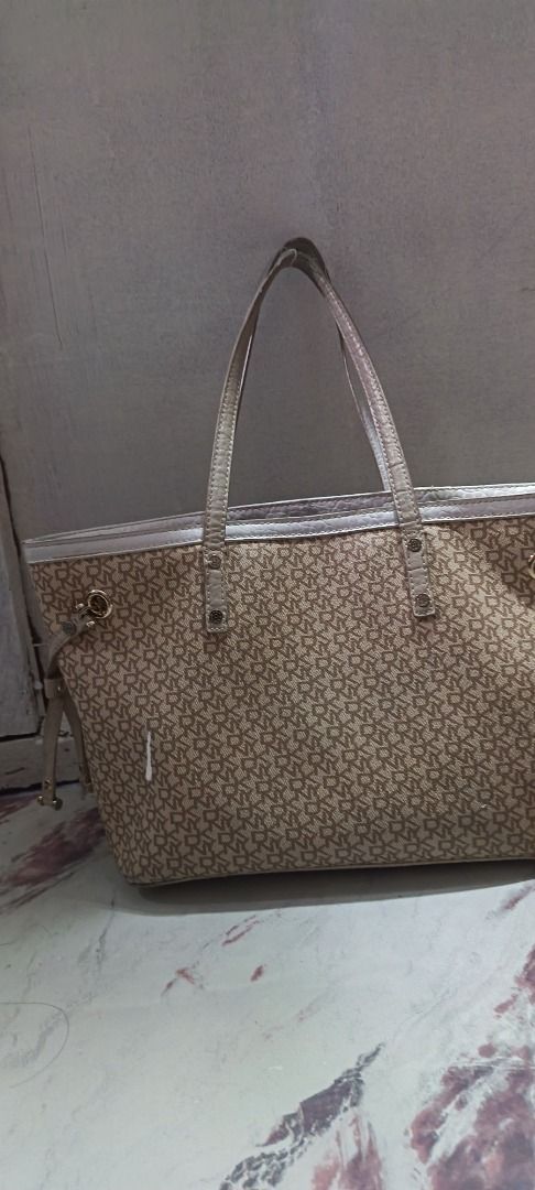 AUNTHENTIC DKNY MONOGRAM TOTE BAG (Category: Luxury Bags & Wallets) located in Caloocan City. Submitted by zeemagbanua (Listing ID 1463017392, Image 2). Description: .
