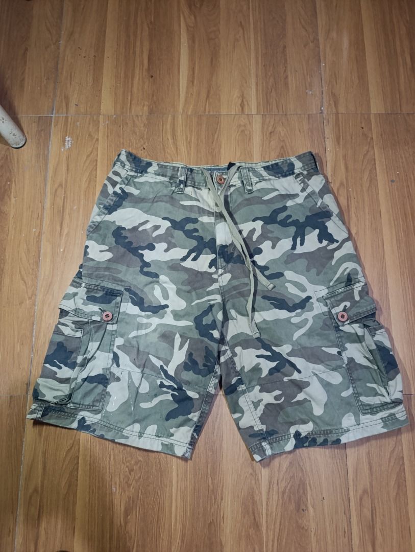 Authentic Calorado Green Camouflage Cargo Shorts (Category: Shorts) located in Bulacan. Submitted by koritooo (Listing ID 1463050331, Image 1). Description: Authentic Calorado Green Camouflage Cargo Shorts Good as new, paint issue Complete tags/ Wash tags Size M Dimensions: 34 Width 23 Length 12 Hem Color rate: 10/10.