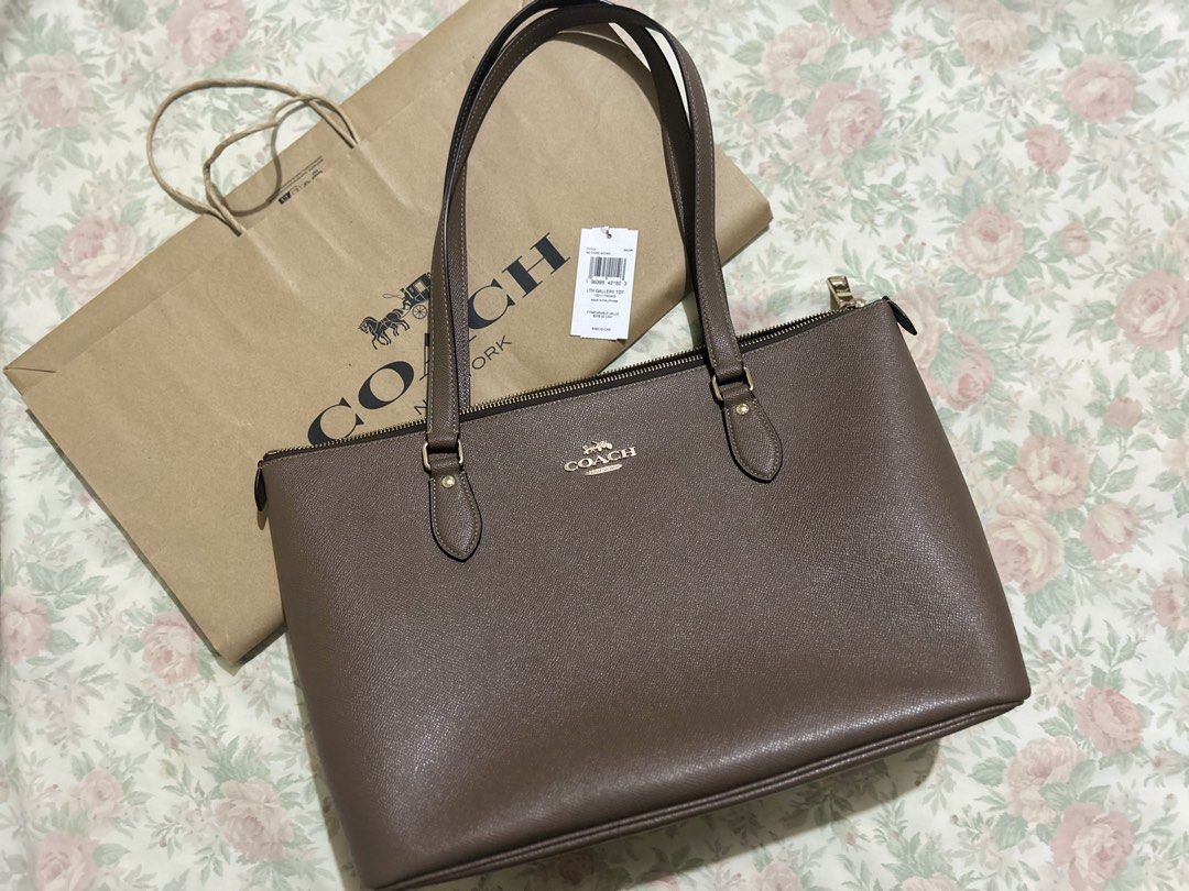 Authentic Coach Gallery Tote (Category: Luxury Bags & Wallets) located in Marikina City. Submitted by decluttering.matters (Listing ID 1462916711, Image 1). Description: Authentic Coach Gallery Tote in Dark Stone color Bought from Coach Outlet Collection at Niagara, Canada See photos for details. I can send more photos with measurements. Clean inside and outside. Rubber linings are intact. Smooth zipper pulls. Issue: small, barely noticeable scra