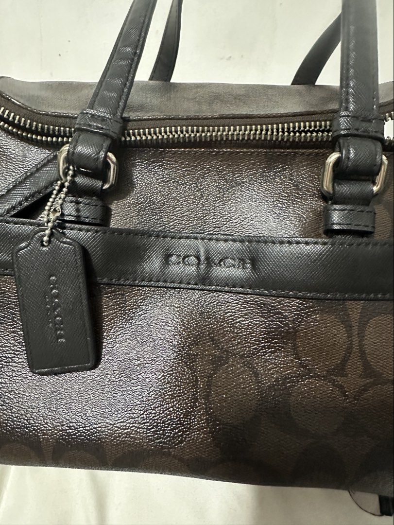 Authentic Coach doctors bag from usa (Category: Shoulder Bags) located in Caloocan City. Submitted by trebdy01 (Listing ID 1463016734, Image 3). Description: Pre-owned Sale: Issue-nawala ung puller ,kaya pinalitan Pero sa original na coach din galing Some part ng glue lining Good condition.