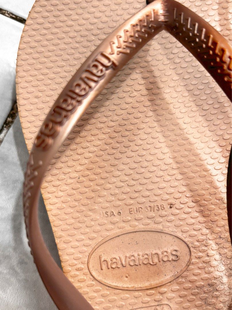 Authentic Havaianas Rose Gold Platform Flip Flops (Category: Slippers and slides) located in Cainta. Submitted by kiddo2307 (Listing ID 1462928806, Image 3). Description: - Havaianas Platform Flip Flops - Color: Rose Gold - Size: US 6 / EUR 37/38 - Guaranteed original, mall bought - Fits slim feet, size 5-6 👀See last photos for some minor stains They’re not noticeable when worn I’ve worn this 2x only on a summer outing, the marks were maybe due 