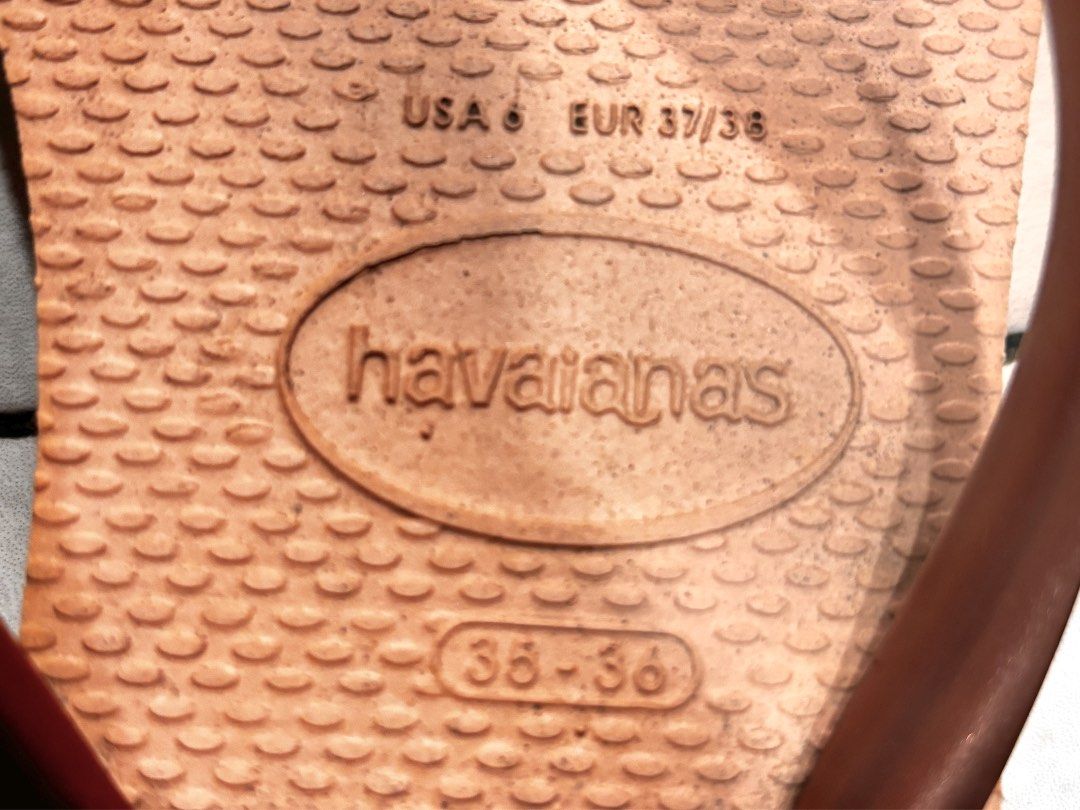Authentic Havaianas Rose Gold Platform Flip Flops (Category: Slippers and slides) located in Cainta. Submitted by kiddo2307 (Listing ID 1462928806, Image 2). Description: - Havaianas Platform Flip Flops - Color: Rose Gold - Size: US 6 / EUR 37/38 - Guaranteed original, mall bought - Fits slim feet, size 5-6 👀See last photos for some minor stains They’re not noticeable when worn I’ve worn this 2x only on a summer outing, the marks were maybe due 