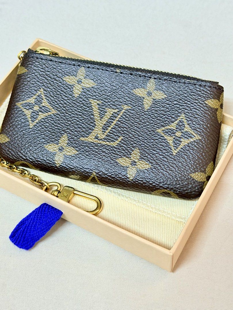 Authentic Louis Vuitton Key Pouch Monogram (Category: Luxury Bags & Wallets) located in Paranaque City. Submitted by angelibermejo (Listing ID 1462972334, Image 1). Description: 12 x 7 x 1.5 cm (Length x Height x Width) - Monogram coated canvas - Grained cowhide-leather lining - Gold-color hardware - Zip closure - Key ring - Chain with hook Flaw: Tarnishing on the hardware due to normal use..