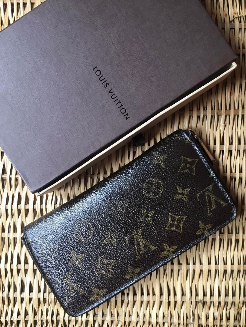 Authentic Louis Vuitton Monogram Zippy Wallet (Category: Luxury Bags & Wallets) located in Marikina City. Submitted by arrveefm (Listing ID 1462914449, Image 2). Description: Authentic Louis Vuitton Monogram Zippy Wallet 2006 Made in Spain Used but still in good condition No dustbag, No paperbag. Box ONLY. Selling for P12,500.00 + Shipping ** Visible few dark tarnishing of the brass metal as shown (please check) "Brass is a living finish it will 