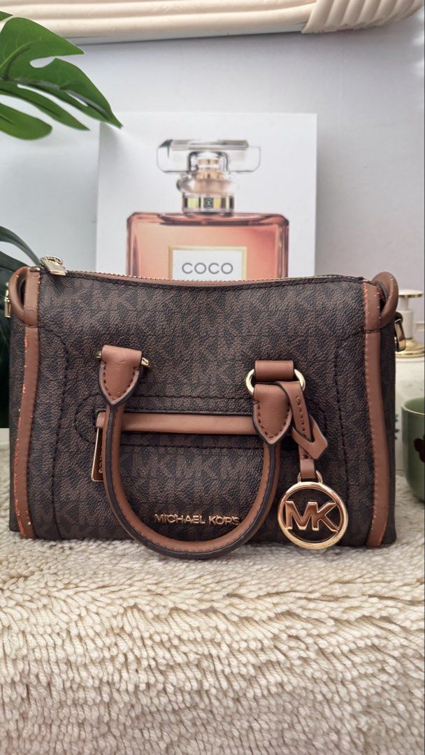 Authentic Mk xs (Category: Cross-body Bags) located in Tacurong. Submitted by littleboxbyashea (Listing ID 1462888720, Image 1). Description: Decluttering my Michael Kors Signature bag. Barely used and mostly kept in storage. ✨ Classic MK signature monogram ✨ Brown leather trims ✨ Gold-tone hardware ✨ Spacious and perfect for everyday use Condition: Preloved — barely used. Please note that there is some peeling/flaking on the leather trims due to