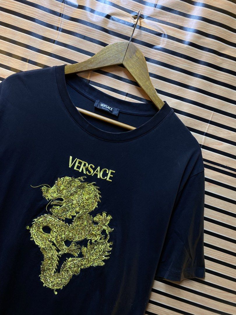 AUTHENTIC VERSACE TEE (Category: Tshirts & Polo Shirts ) located in Makati City. Submitted by drip.poww (Listing ID 1462962191, Image 2). Description: - Authentic Versace - Color: Black - Size: XL - Dimes: 25x29 - Authentic - Excellent condition - Need wash, fresh from bale - Material: 100% Cotton Please don’t expect too much—these are thrifted (ukay) items. 😊 !!STILL NEGOTIABLE!!.
