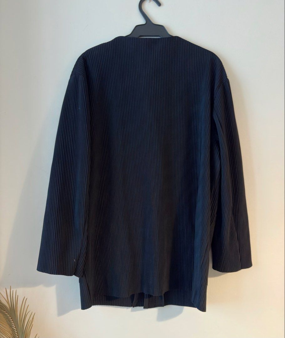 Authentic Zara Micro Pleats Please Vibe Multi-Pocket Cardigan (Category: Coats, Jackets and Outerwear) located in Mandaluyong City. Submitted by wear_your_style (Listing ID 1462938026, Image 3). Description: Super nice, very Pleats Please vibe. Store bought. Seldom used. Black na black pa. Magaan but enought to keep you warm. Structured yung pleats nya like you can feel them and maganda ang bagsak hindi siya kumukulubot. Di madaling magusot. With